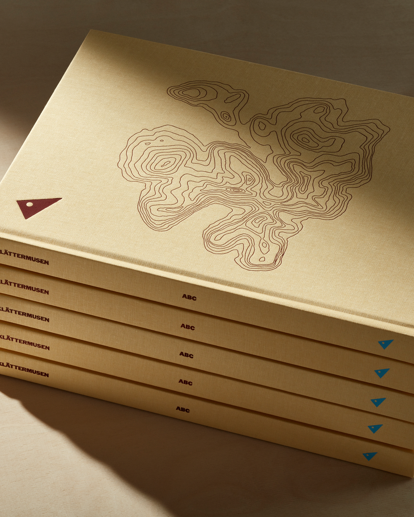 Klättermusen book cover with topographic illustration